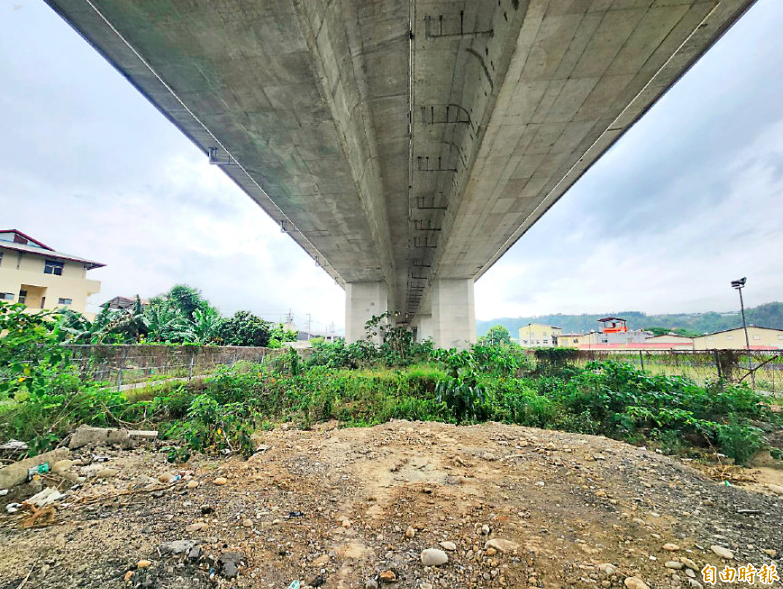 埔里鎮公所計劃利用房里里國道六號高架道路下方空間興建三座五人制足球場供鎮民使用。