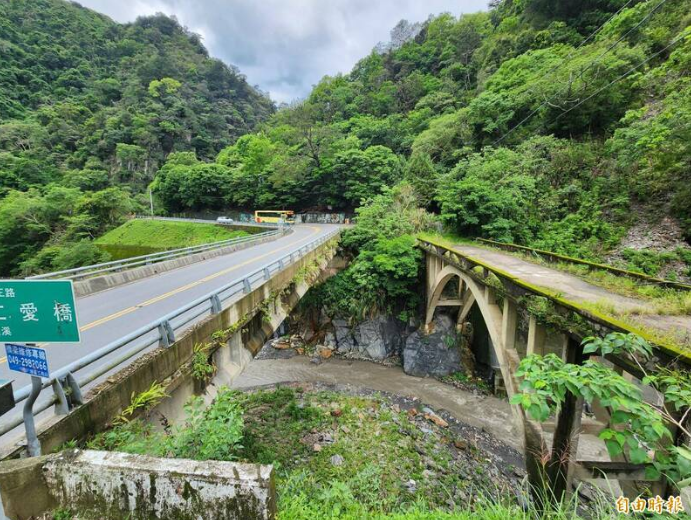 台14線埔霧公路仁愛橋旁日治時期的舊拱橋仍完好保留。