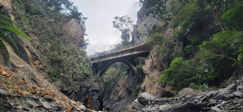 台14線埔霧公路人止關的眉溪溪谷腹地不足，已有歷史的大觀橋仍肩負通行重任。