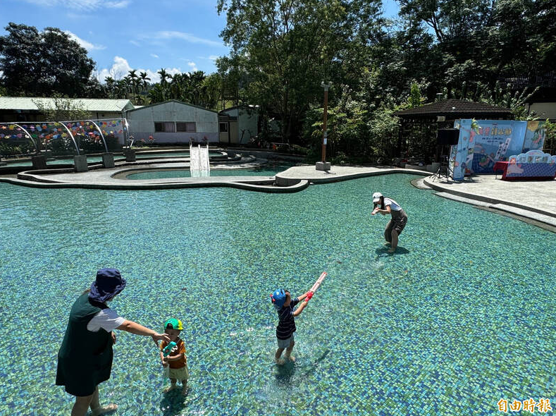 桃米親水公園水池高度適合親子共同戲水消暑。